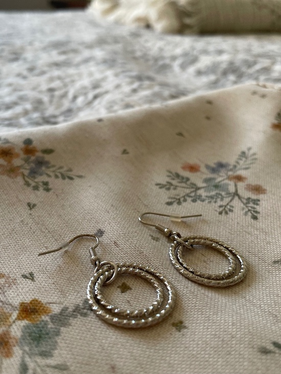 Reitmans Jewelry - NWOT Reitmans Textured Silver Drop Earrings Interlocking Circular Hoops